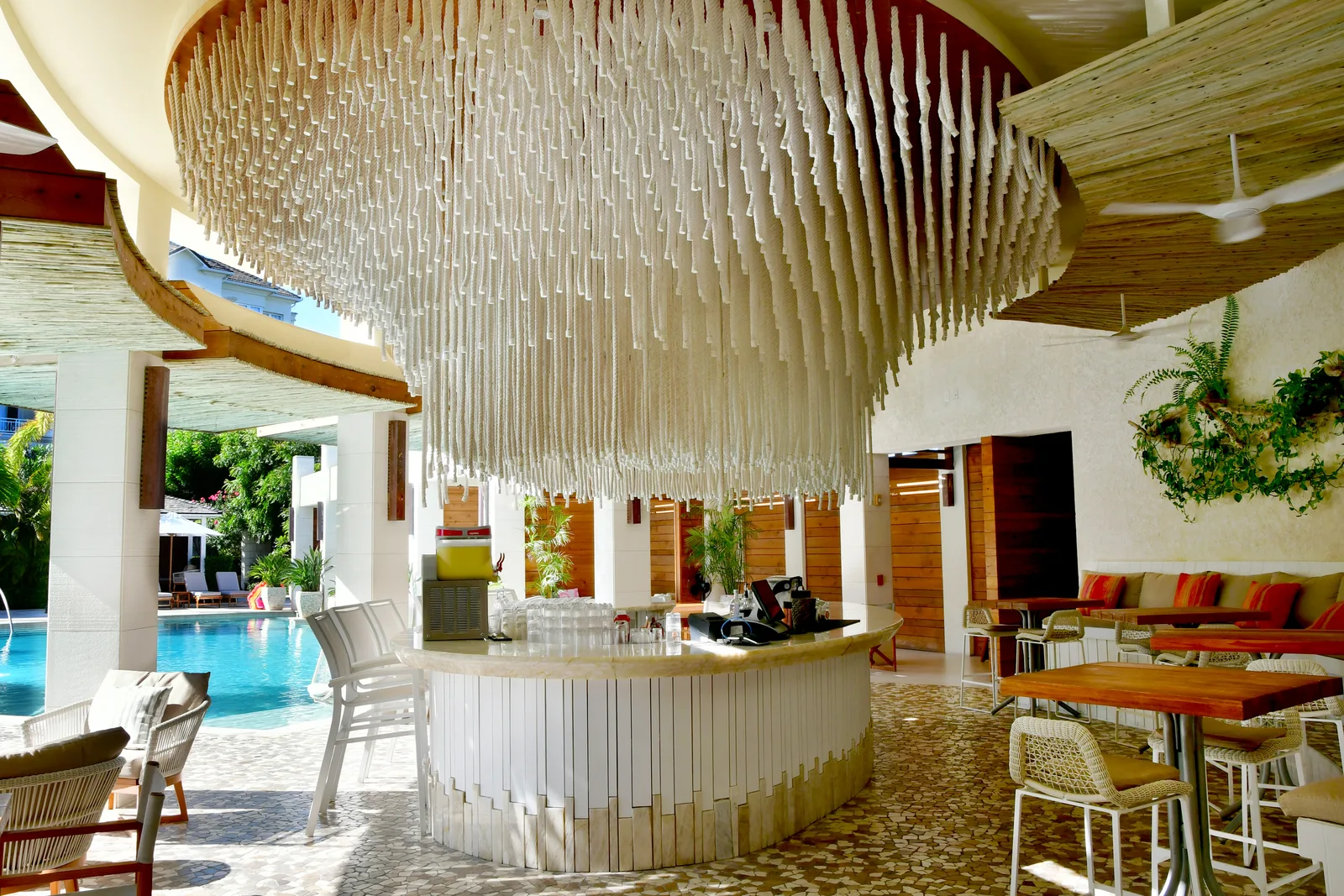 The beach bar and its sculptural ceiling