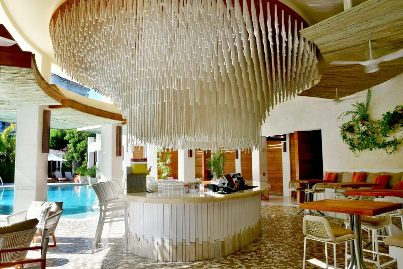The beach bar and its sculptural ceiling